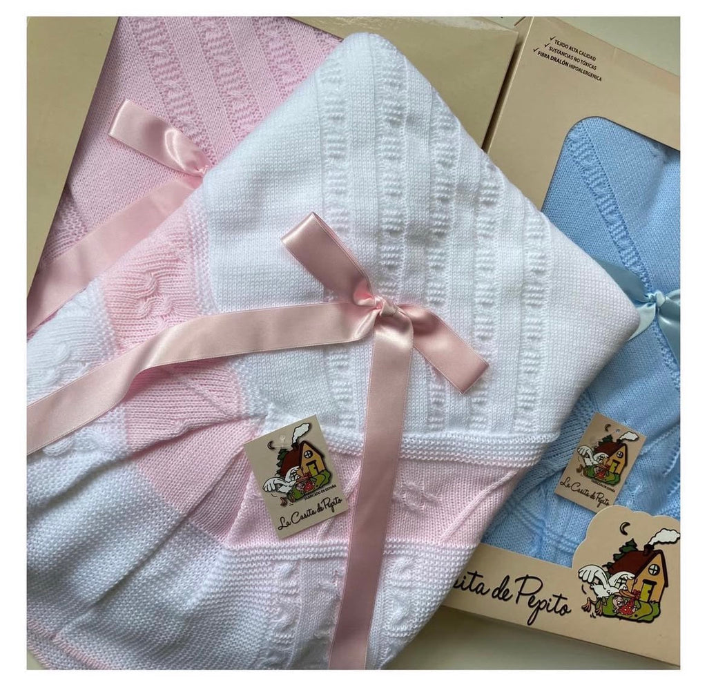 Baby blanket with colour trim